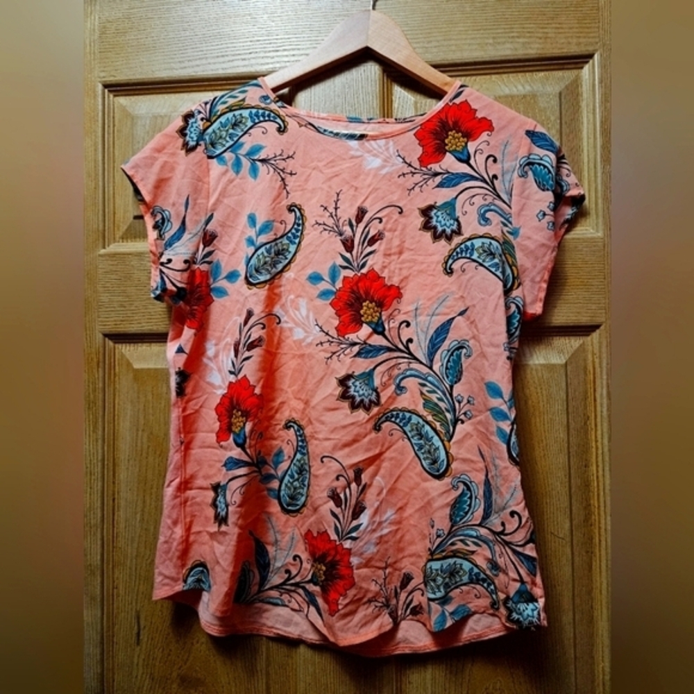 Womans Van Heusen peach short sleeve lightweight floral top . New with tag.